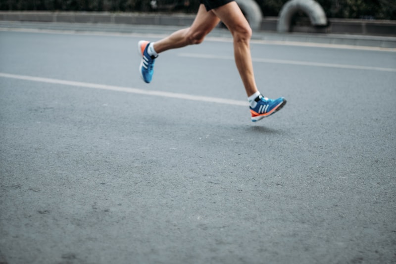 Carrera nocturna con luces de neón y energía urbana